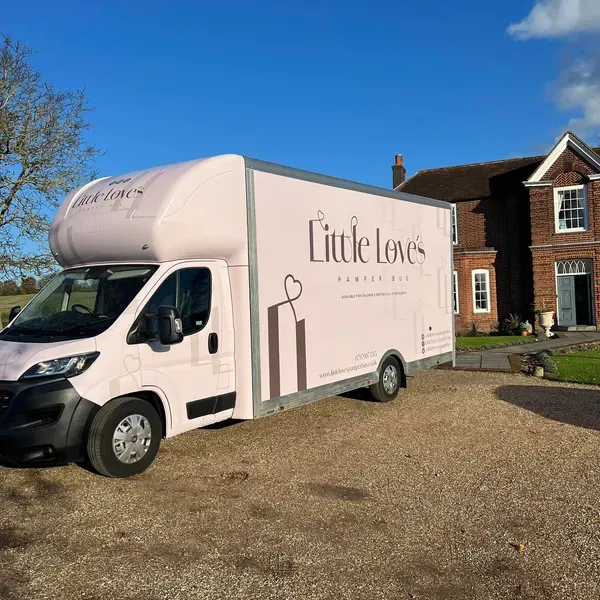 Chloe Huggins A Créé Little Love's Pamper Bus Qui Génère 8 000€/Mois En Beauté Mobile Enfantine